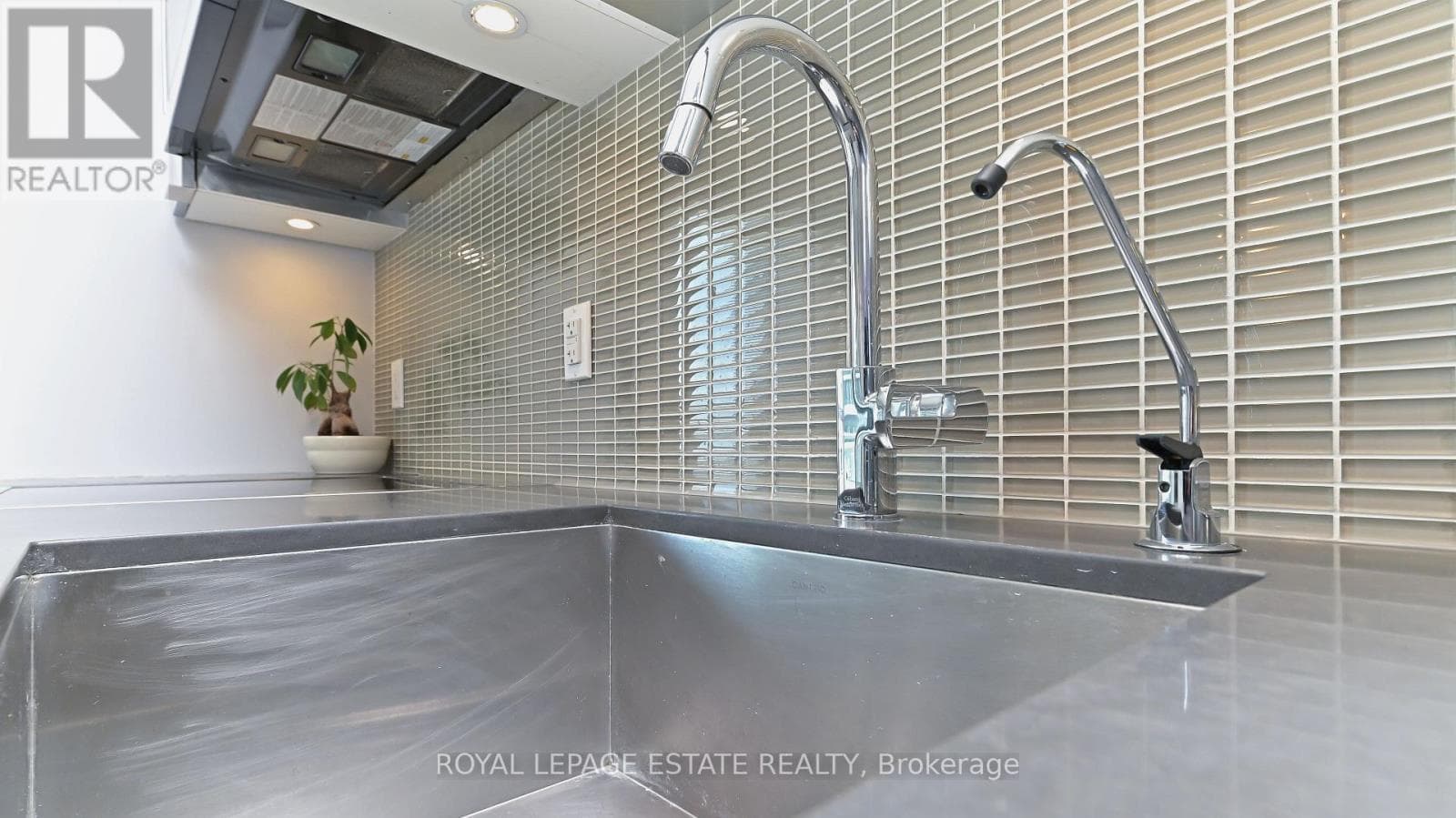 Single Family at 2901- 33 Shore Breeze Drive, Toronto (Mimico), Ontario - Photo 7 - RE/MAX Garden City Realty