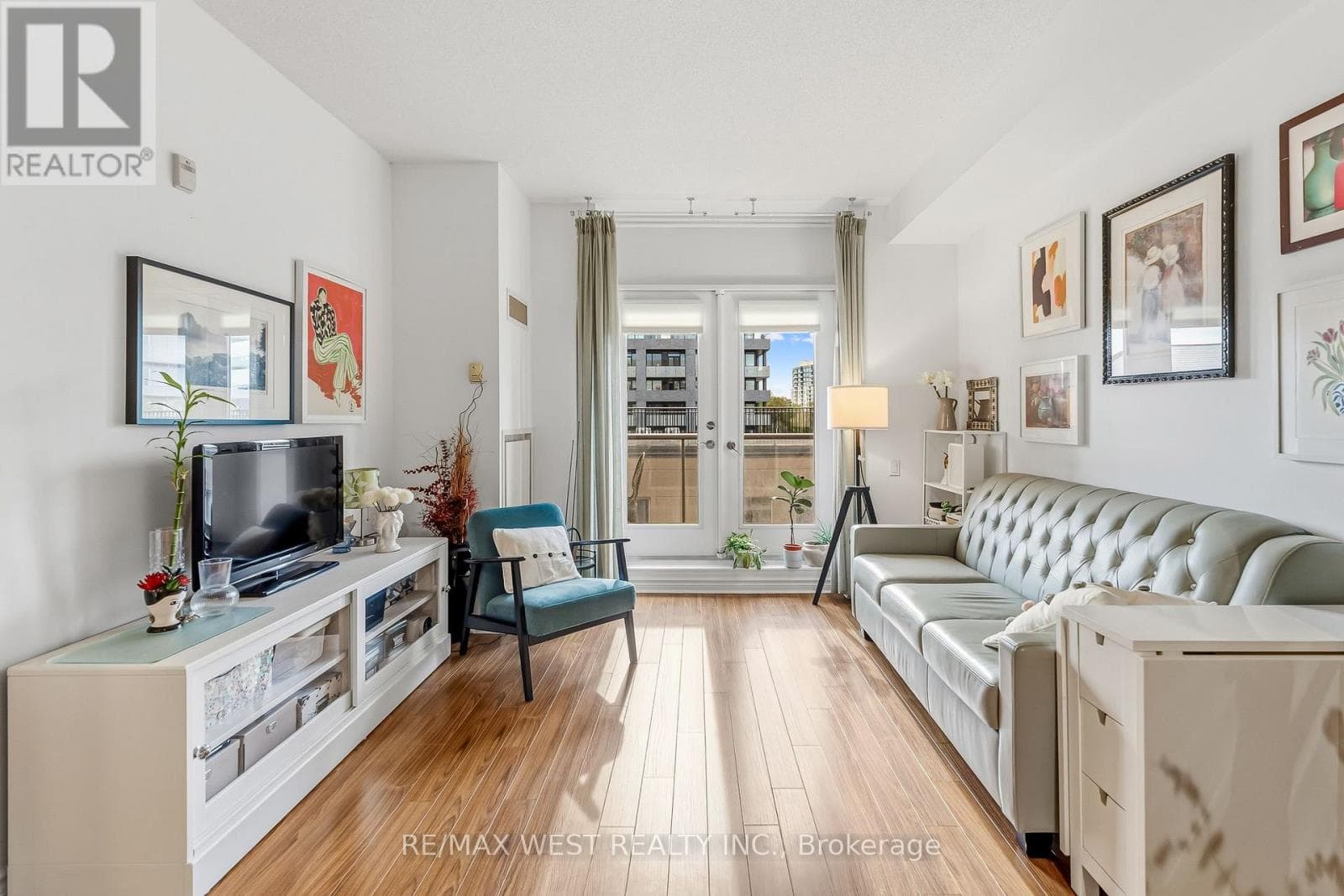402- 4196 Dundas Street