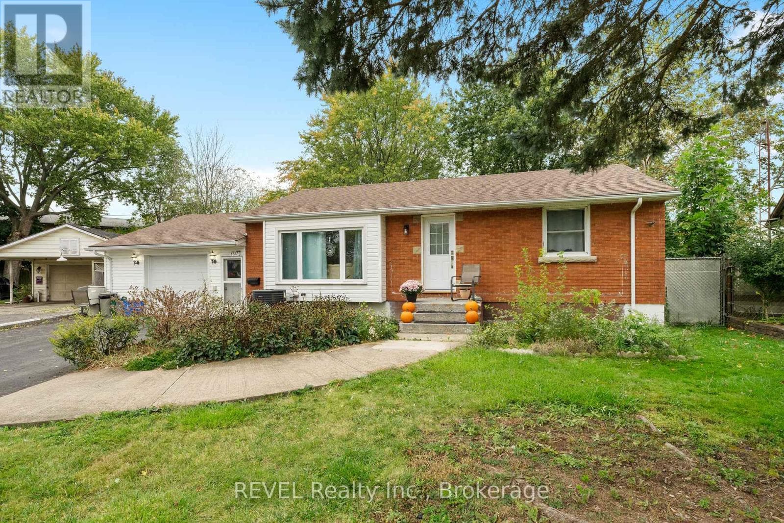 Single Family at Upper Unit- 8327 Parkway Drive, Niagara Falls (Chippawa), Ontario - Photo 2 - RE/MAX Garden City Realty