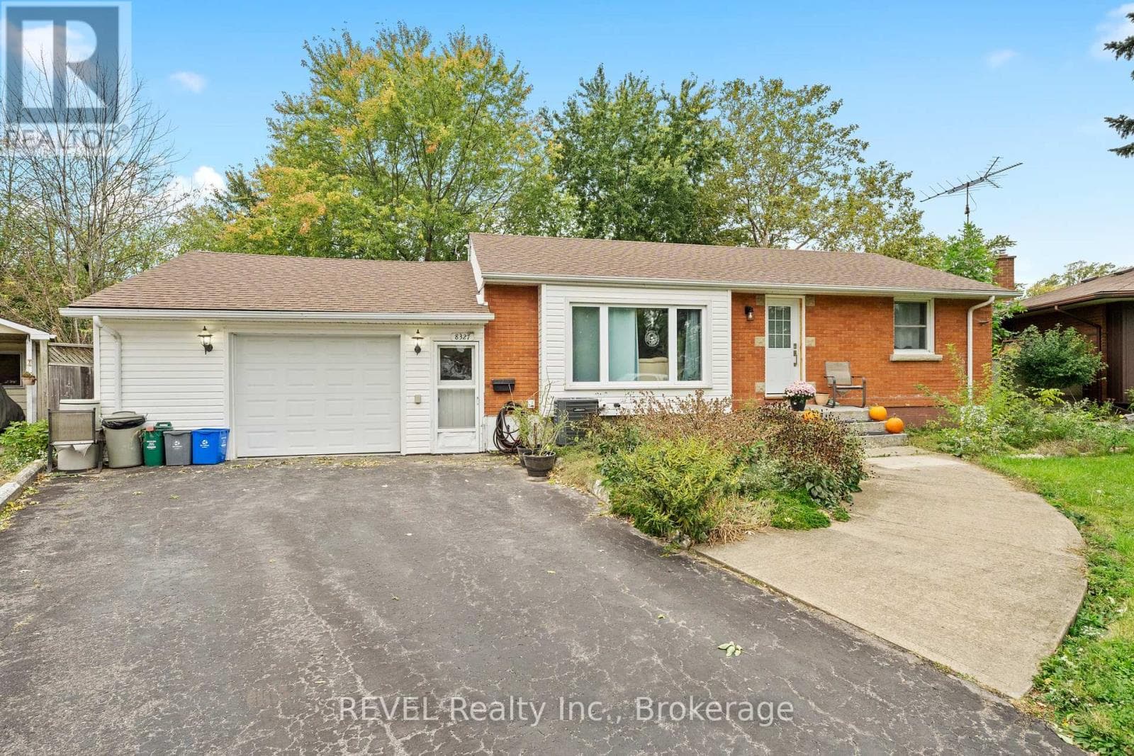 Single Family at Upper Unit- 8327 Parkway Drive, Niagara Falls (Chippawa), Ontario - Photo 3 - RE/MAX Garden City Realty