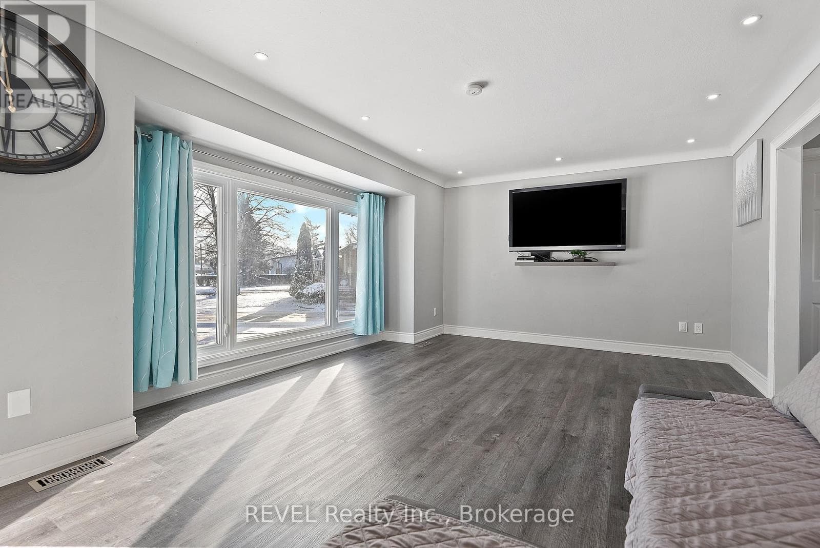 Single Family at Upper Unit- 8327 Parkway Drive, Niagara Falls (Chippawa), Ontario - Photo 5 - RE/MAX Garden City Realty