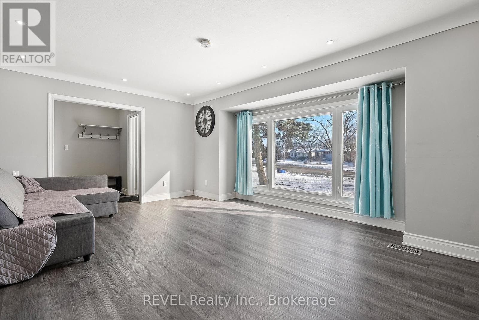 Single Family at Upper Unit- 8327 Parkway Drive, Niagara Falls (Chippawa), Ontario - Photo 6 - RE/MAX Garden City Realty