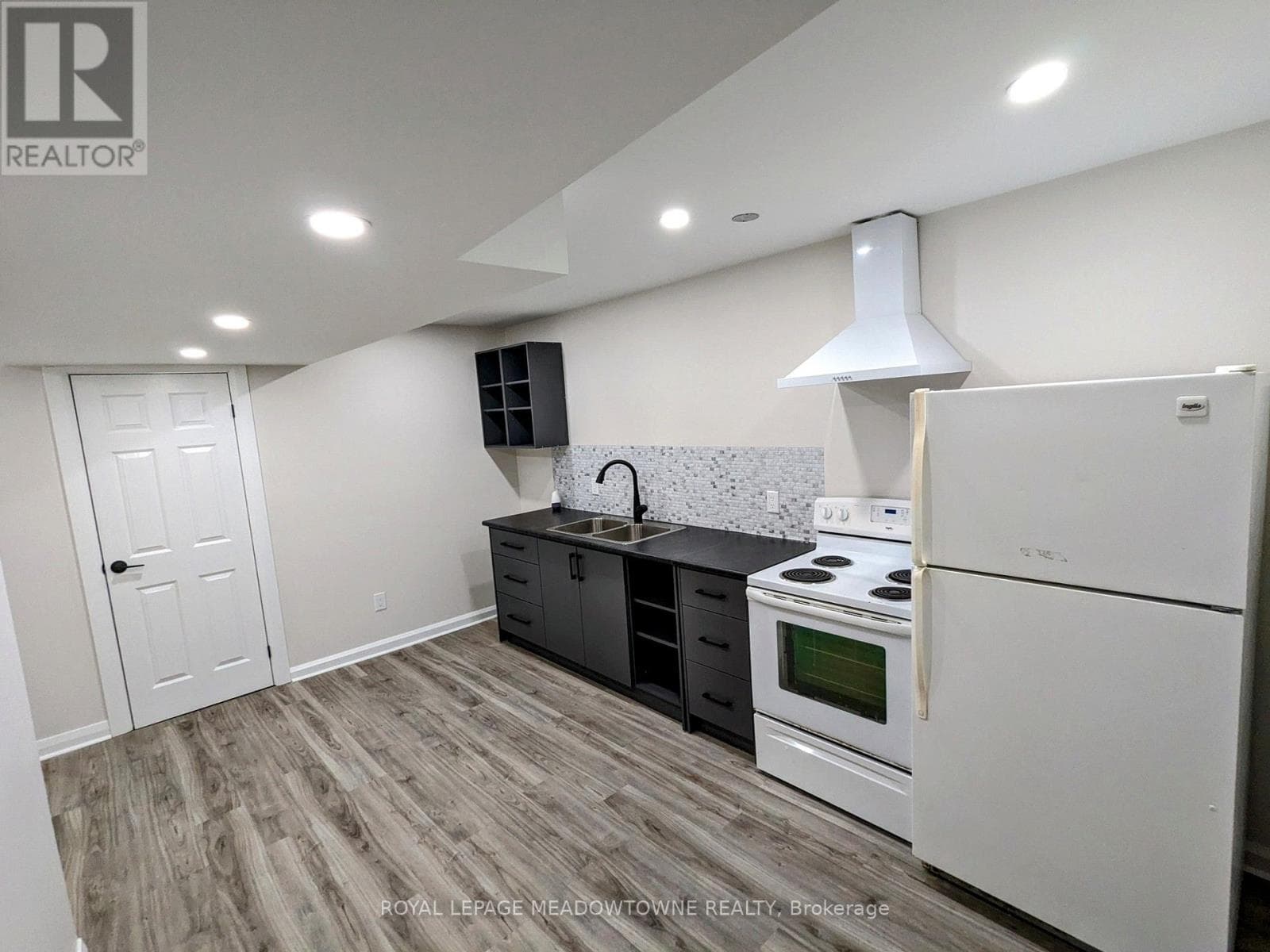Single Family at B- 737 Botany Hill Crescent, Newmarket (Huron Heights-Leslie Valley), Ontario - Photo 4 - RE/MAX Garden City Realty