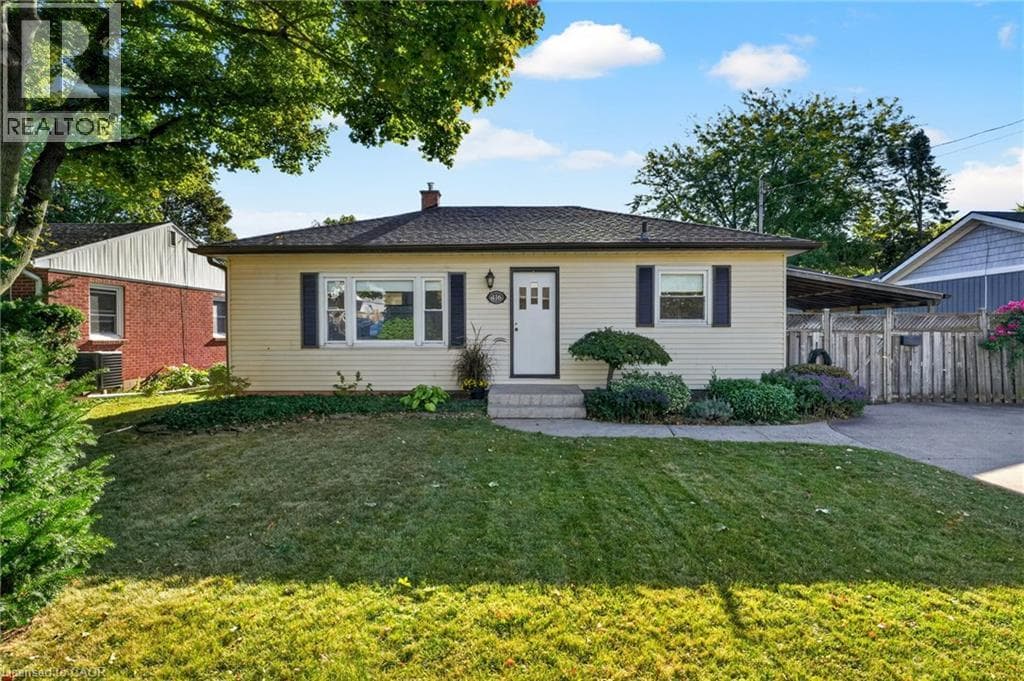 Single Family at 416 BARTLETT Avenue, Grimsby, Ontario - Photo 3 - RE/MAX Garden City Realty