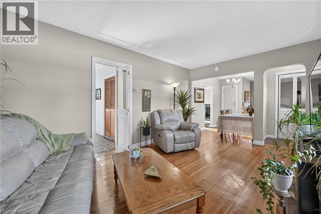 Single Family at 416 BARTLETT Avenue, Grimsby, Ontario - Photo 5 - RE/MAX Garden City Realty
