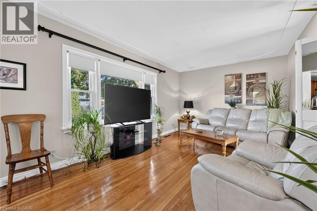 Single Family at 416 BARTLETT Avenue, Grimsby, Ontario - Photo 7 - RE/MAX Garden City Realty