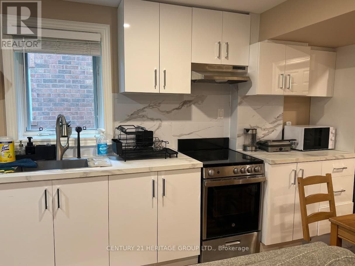 Single Family at Bsmt- 154 Hollandview Trail, Aurora (Bayview Wellington), Ontario - Photo 4 - RE/MAX Garden City Realty