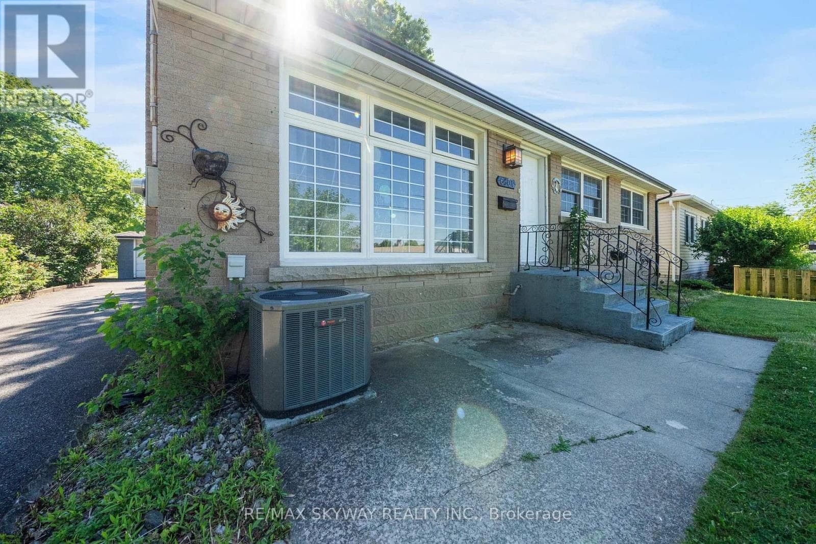Single Family at 6604 Locus Avenue, Niagara Falls (Dorchester), Ontario - Photo 2 - RE/MAX Garden City Realty