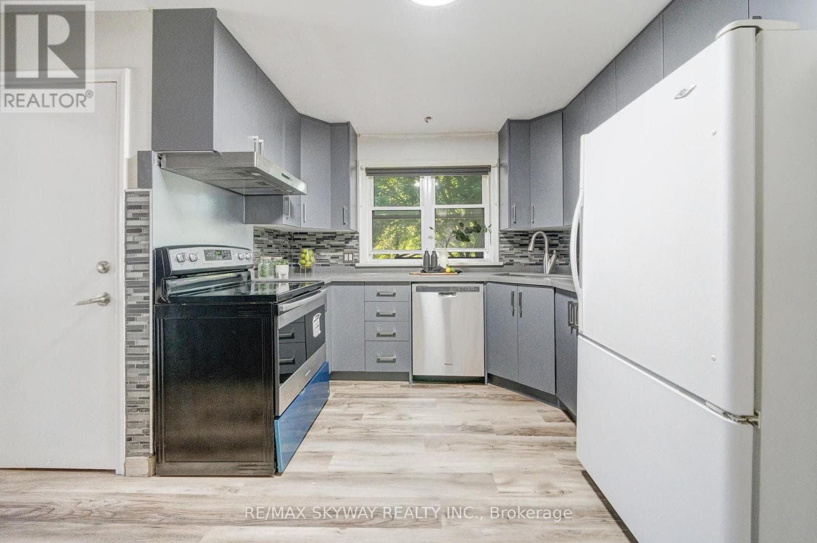Single Family at 6604 Locus Avenue, Niagara Falls (Dorchester), Ontario - Photo 6 - RE/MAX Garden City Realty
