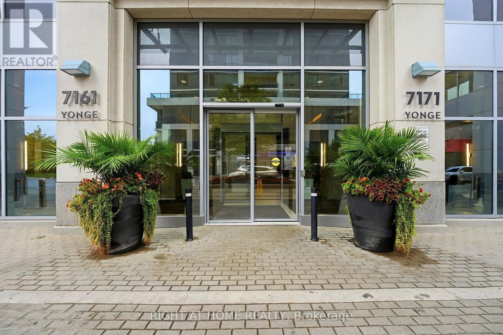 1702- 7171 Yonge Street