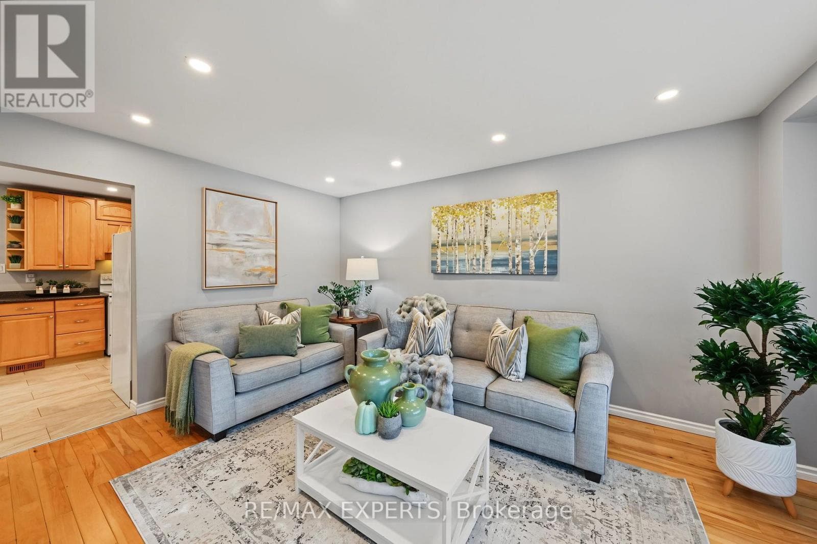 Single Family at 326 Oakwood Court, Newmarket (Huron Heights-Leslie Valley), Ontario - Photo 10 - RE/MAX Garden City Realty