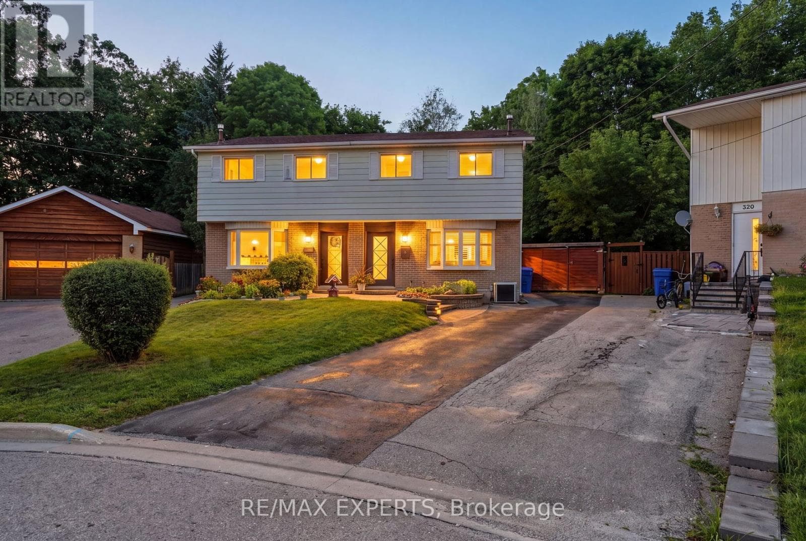 Single Family at 326 Oakwood Court, Newmarket (Huron Heights-Leslie Valley), Ontario - Photo 2 - RE/MAX Garden City Realty