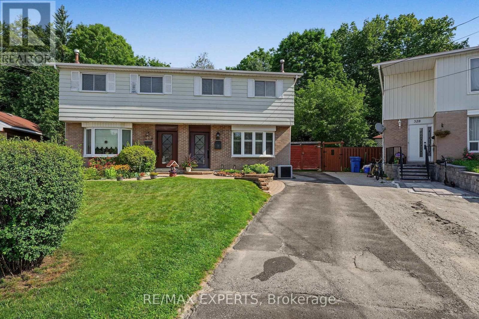 Single Family at 326 Oakwood Court, Newmarket (Huron Heights-Leslie Valley), Ontario - Photo 3 - RE/MAX Garden City Realty