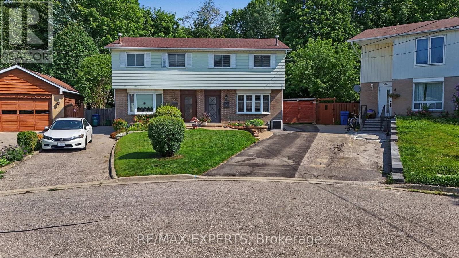 Single Family at 326 Oakwood Court, Newmarket (Huron Heights-Leslie Valley), Ontario - Photo 4 - RE/MAX Garden City Realty