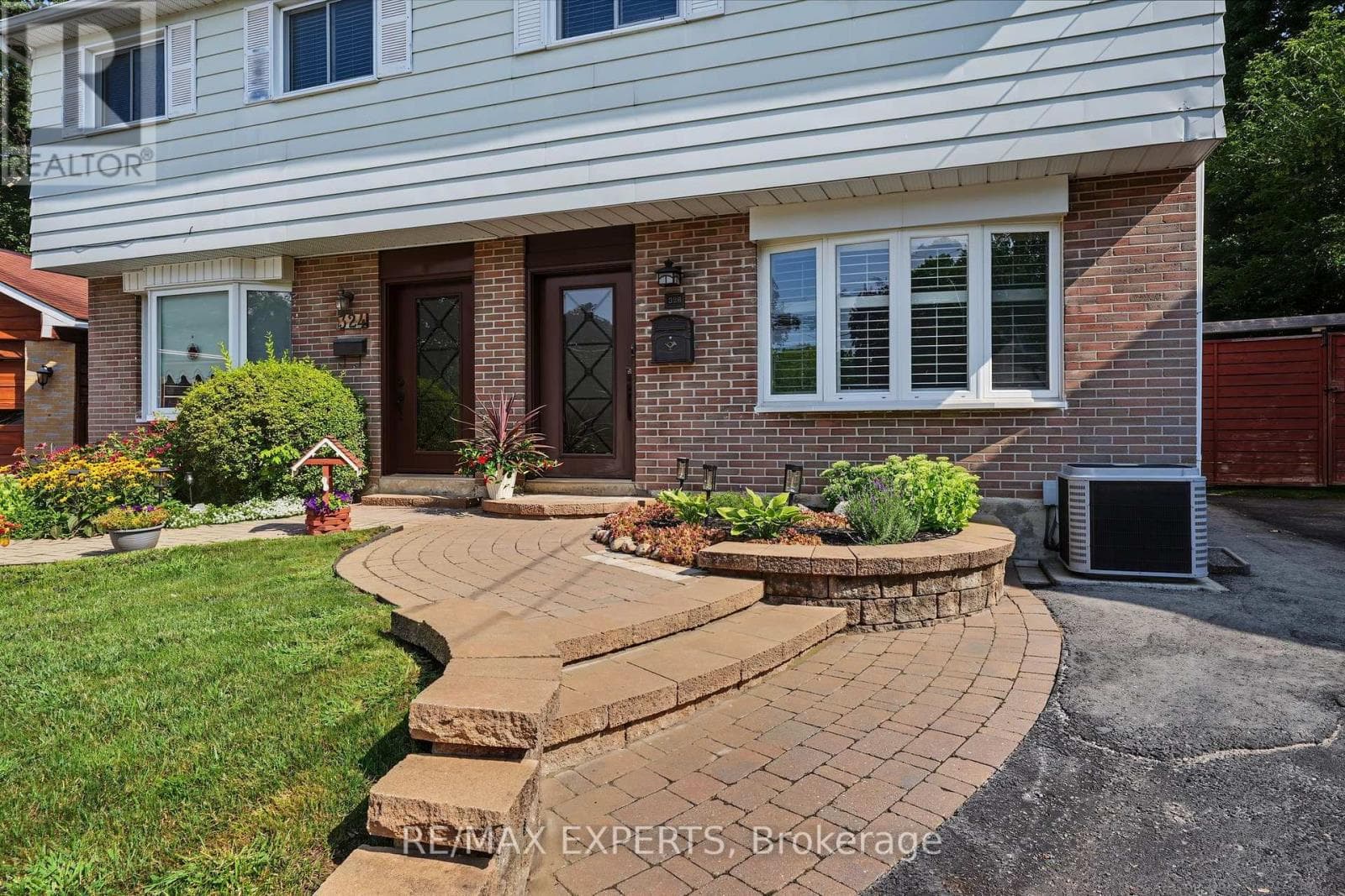 Single Family at 326 Oakwood Court, Newmarket (Huron Heights-Leslie Valley), Ontario - Photo 5 - RE/MAX Garden City Realty