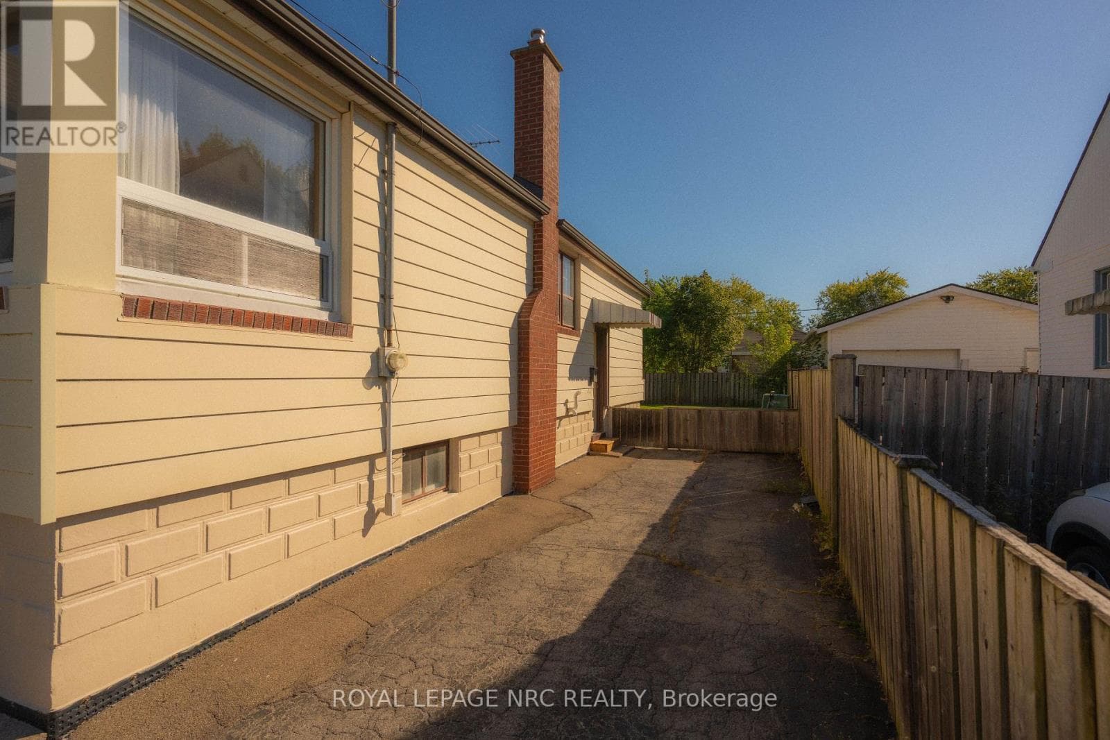 Single Family at 56 Lyons Avenue, Welland (Lincoln/Crowland), Ontario - Photo 4 - RE/MAX Garden City Realty