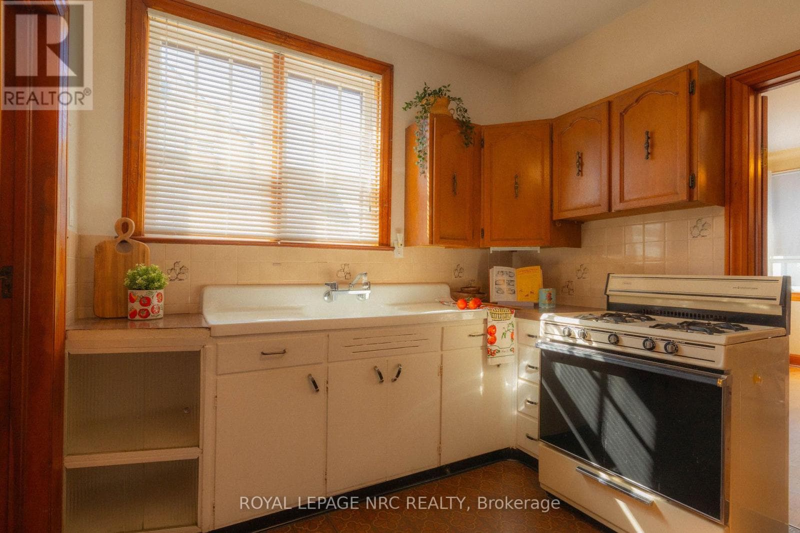 Single Family at 56 Lyons Avenue, Welland (Lincoln/Crowland), Ontario - Photo 8 - RE/MAX Garden City Realty