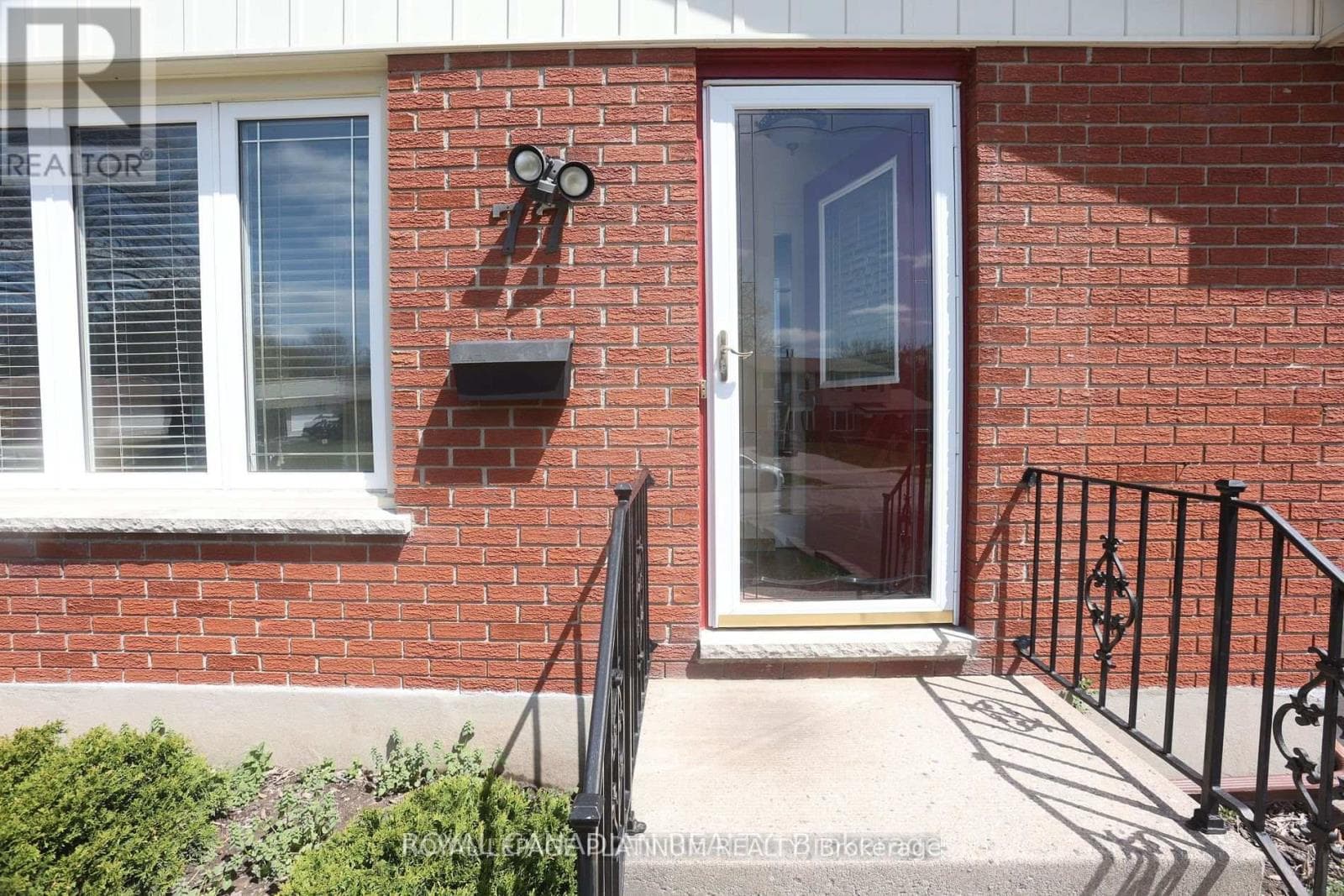 Single Family at 77 Culver Crescent, London East (East H), Ontario - Photo 3 - RE/MAX Garden City Realty