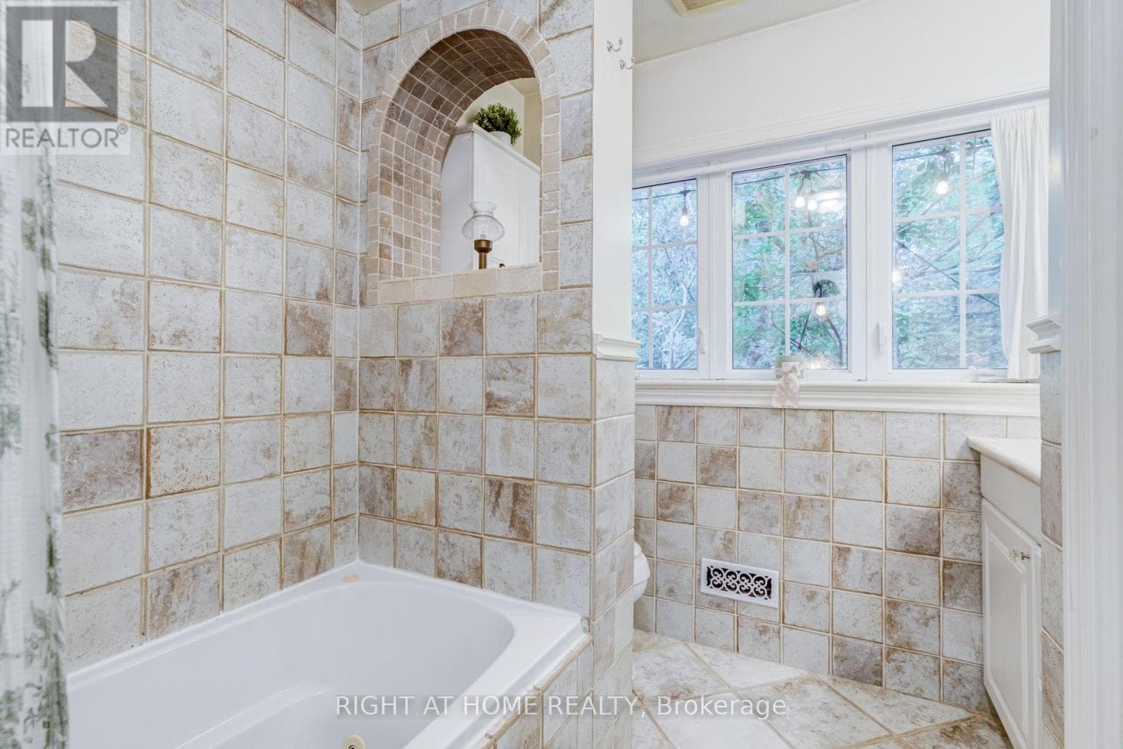 Single Family at 1627 Rometown Drive, Mississauga (Lakeview), Ontario - Photo 10 - RE/MAX Garden City Realty
