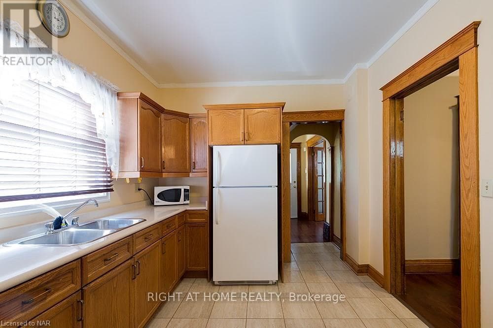 Single Family at 5266 Heywood Avenue, Niagara Falls (Cherrywood), Ontario - Photo 5 - RE/MAX Garden City Realty