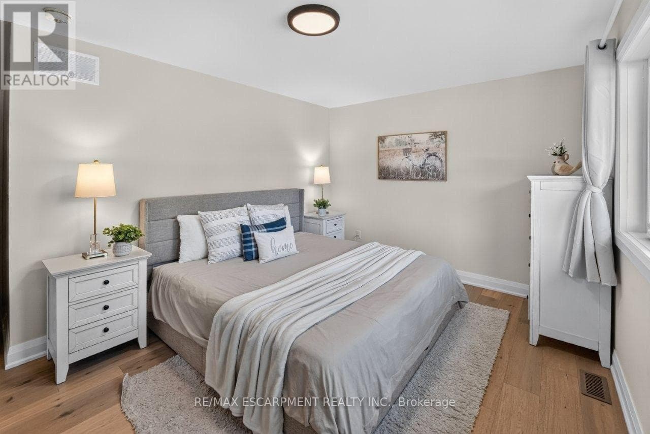 Single Family at 22 George Street, Grimsby (Grimsby West), Ontario - Photo 7 - RE/MAX Garden City Realty
