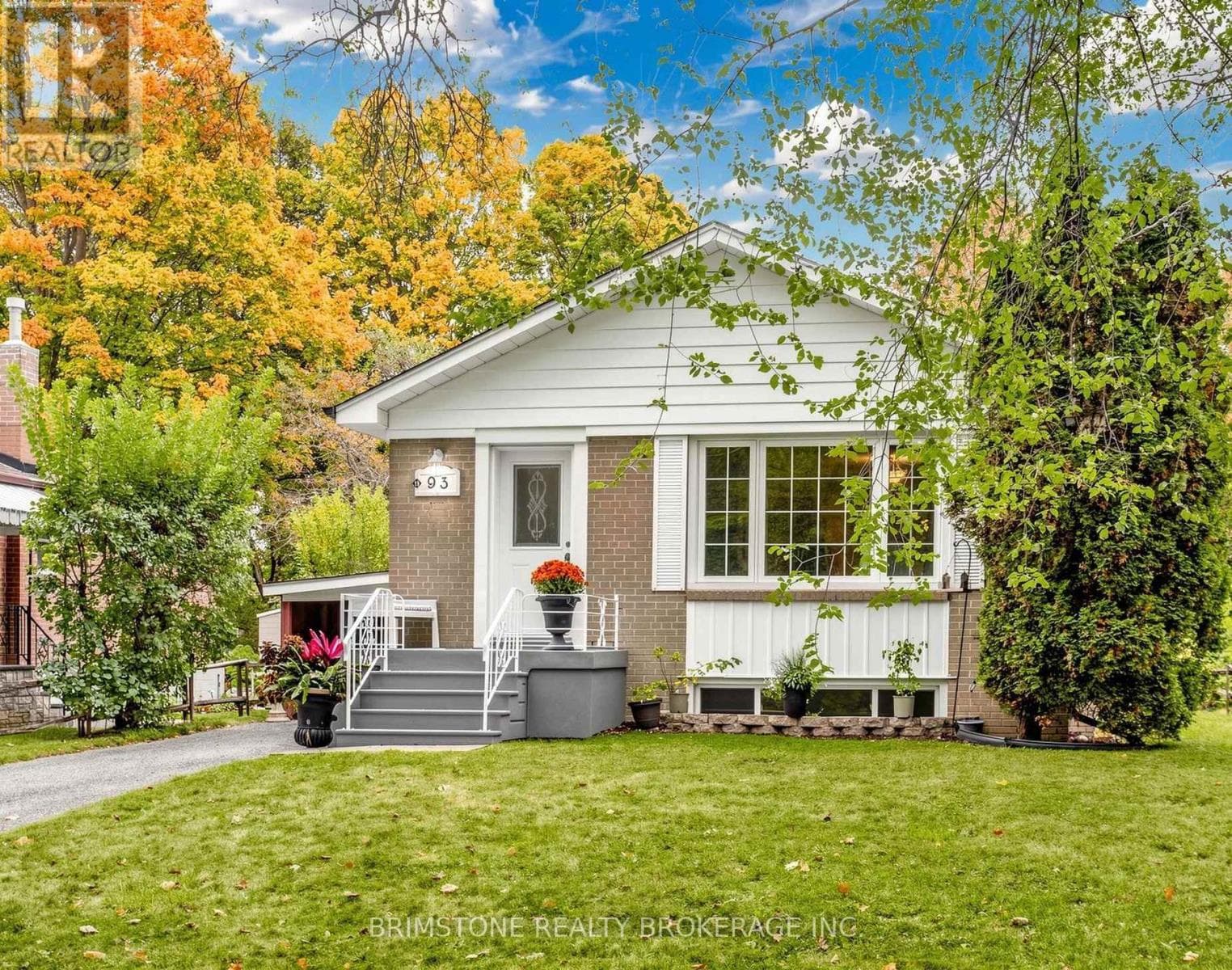 Single Family at 93 Bayview Parkway, Newmarket (Huron Heights-Leslie Valley), Ontario - Photo 2 - RE/MAX Garden City Realty