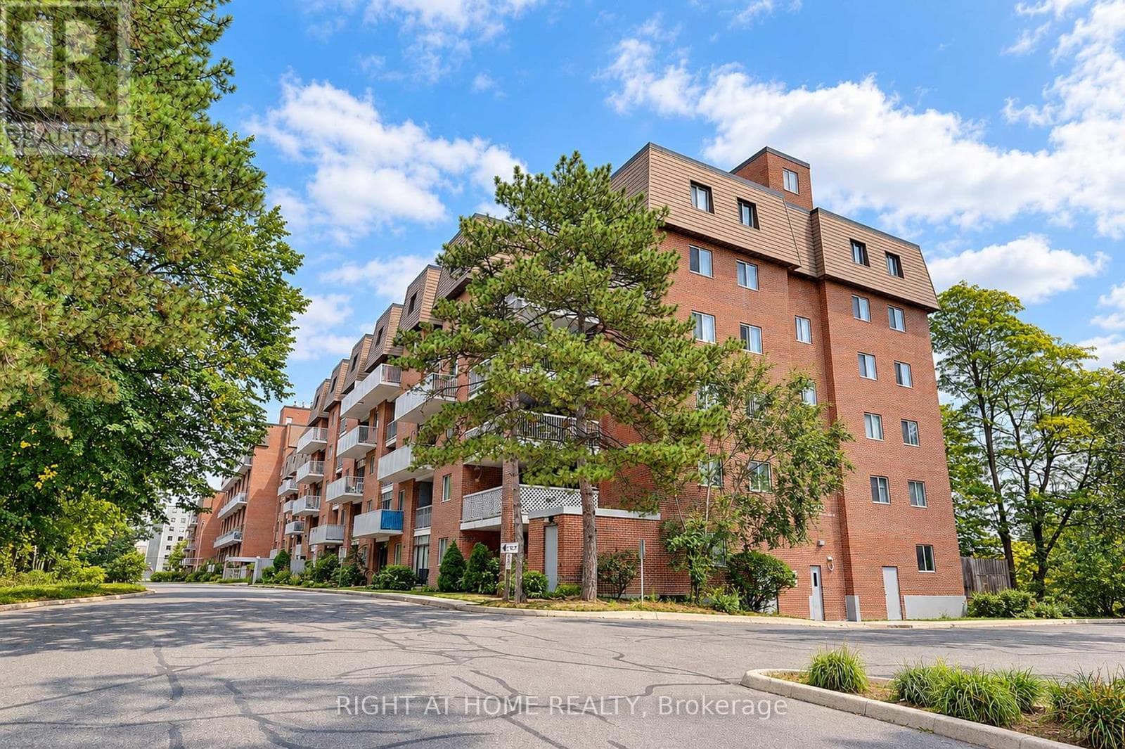 Single Family at 109- 3025 The credit woodlands Drive, Mississauga (Erindale), Ontario - Photo 2 - RE/MAX Garden City Realty