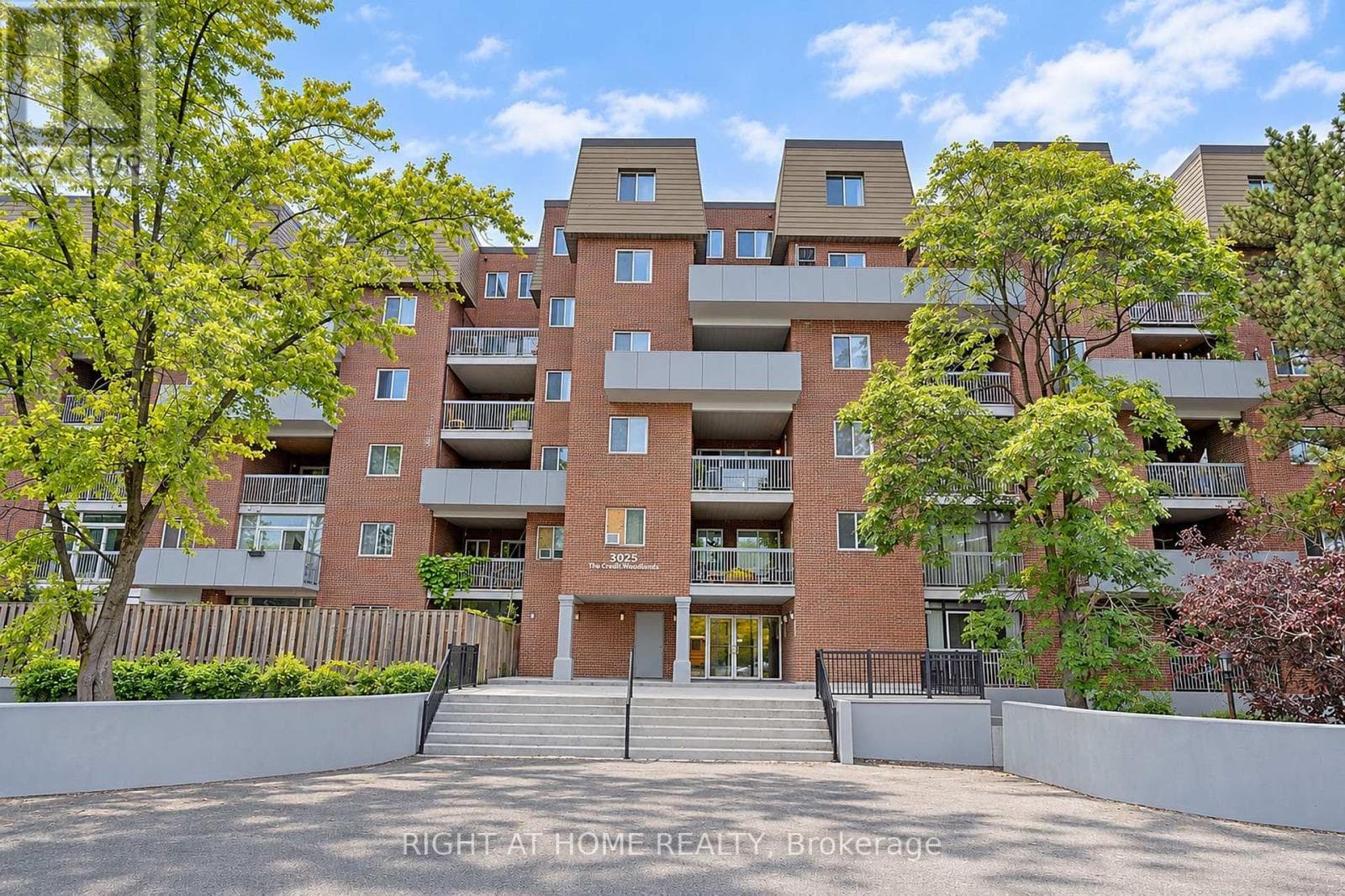 Single Family at 109- 3025 The credit woodlands Drive, Mississauga (Erindale), Ontario - Photo 3 - RE/MAX Garden City Realty