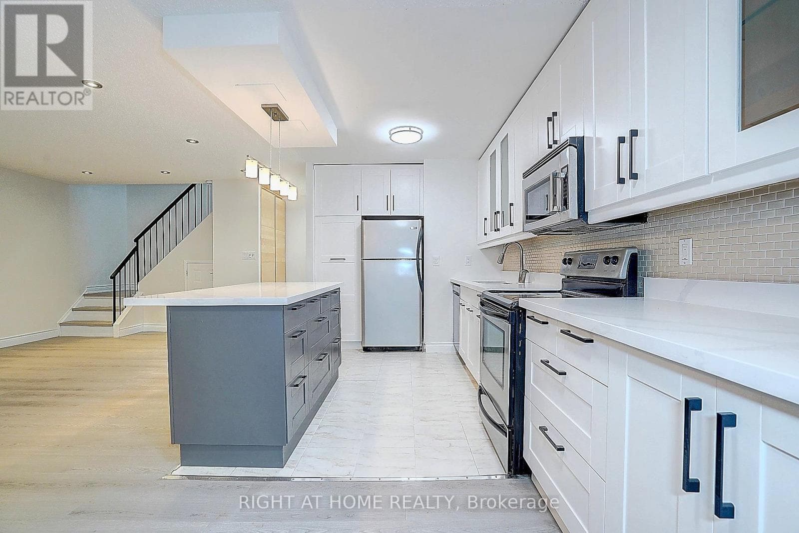 Single Family at 109- 3025 The credit woodlands Drive, Mississauga (Erindale), Ontario - Photo 5 - RE/MAX Garden City Realty