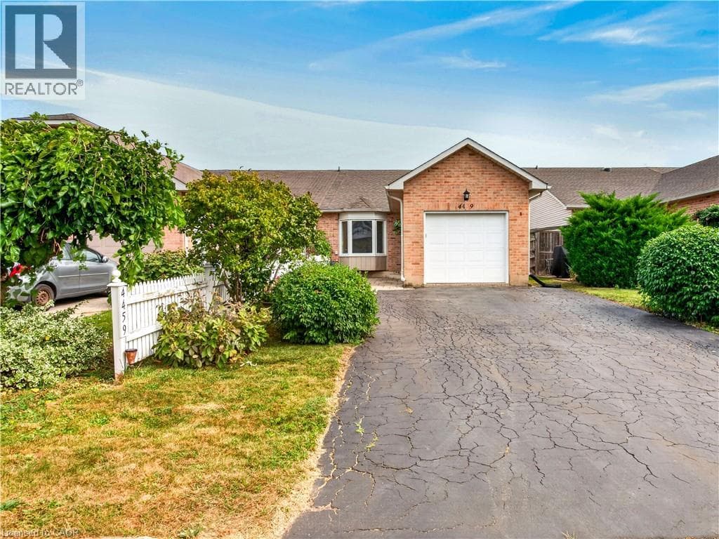 Single Family at 4459 CHRISTOPHER Court, Beamsville, Ontario - Photo 2 - RE/MAX Garden City Realty