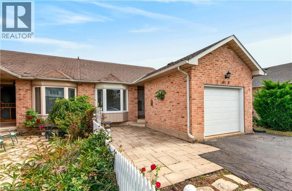 Single Family at 4459 CHRISTOPHER Court, Beamsville, Ontario - Photo 3 - RE/MAX Garden City Realty