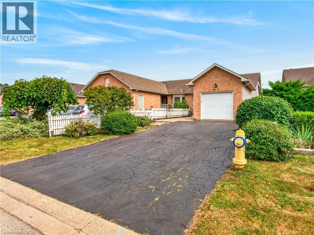 Single Family at 4459 CHRISTOPHER Court, Beamsville, Ontario - Photo 4 - RE/MAX Garden City Realty