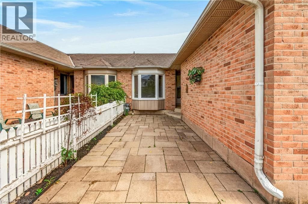 Single Family at 4459 CHRISTOPHER Court, Beamsville, Ontario - Photo 6 - RE/MAX Garden City Realty