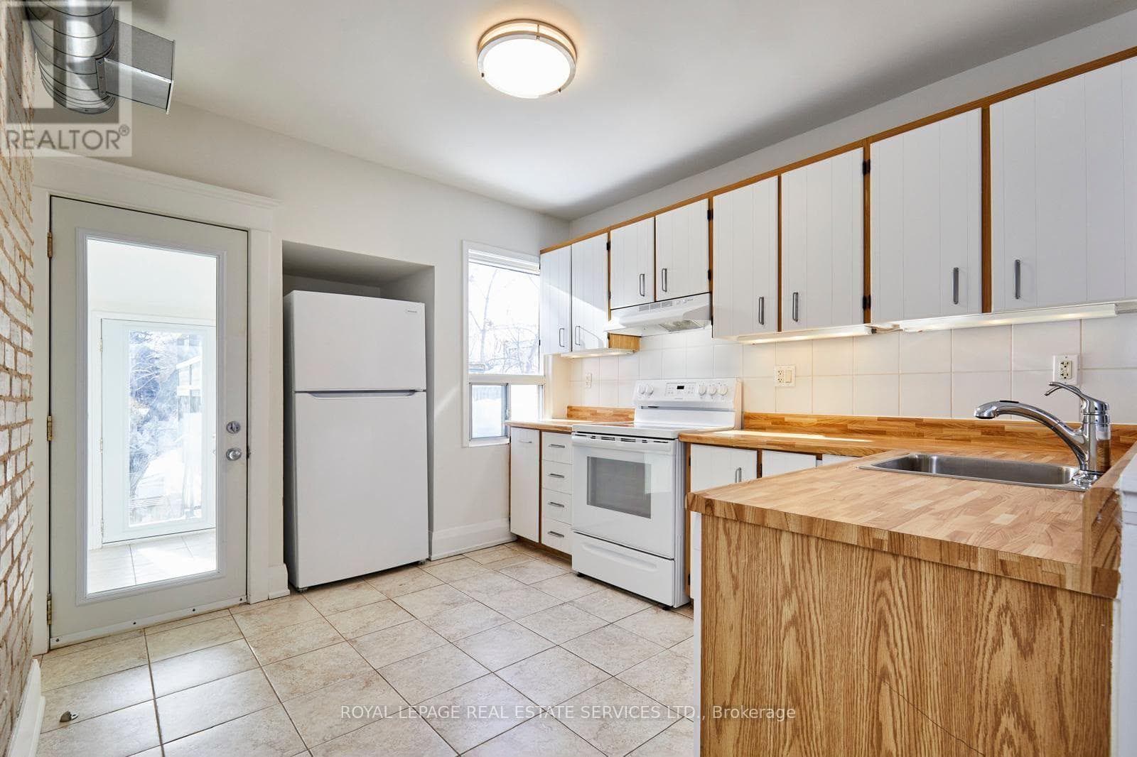 Single Family at 2nd Floor- 927 Kingston Road, Toronto (The Beaches), Ontario - Photo 3 - RE/MAX Garden City Realty