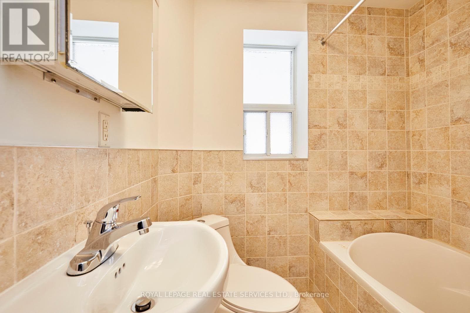 Single Family at 2nd Floor- 927 Kingston Road, Toronto (The Beaches), Ontario - Photo 8 - RE/MAX Garden City Realty