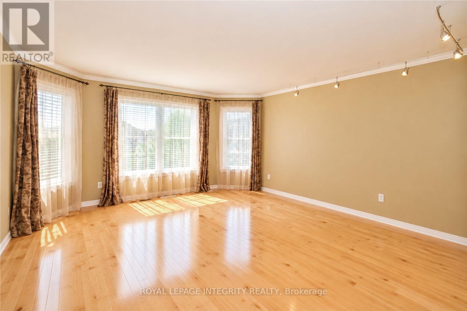 Single Family at 133 SHADY GROVE Street, Ottawa, Ontario - Photo 3 - RE/MAX Garden City Realty
