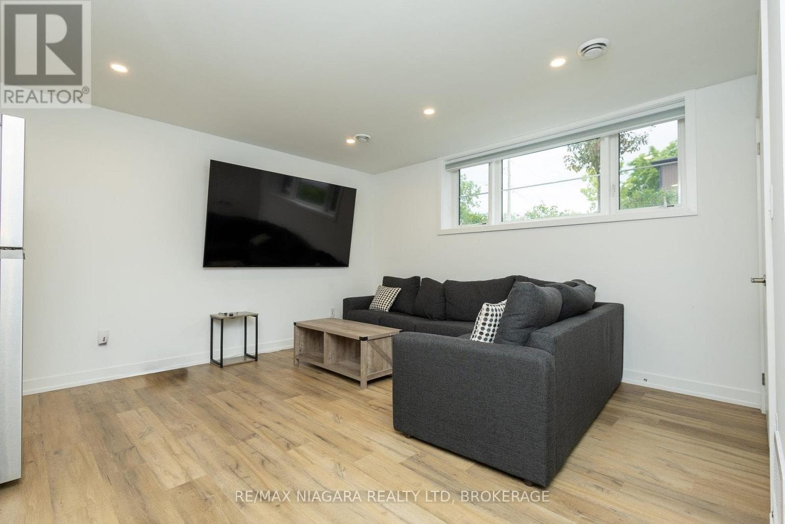 Single Family at 4263 Fourth Avenue, Niagara Falls (Downtown), Ontario - Photo 6 - RE/MAX Garden City Realty