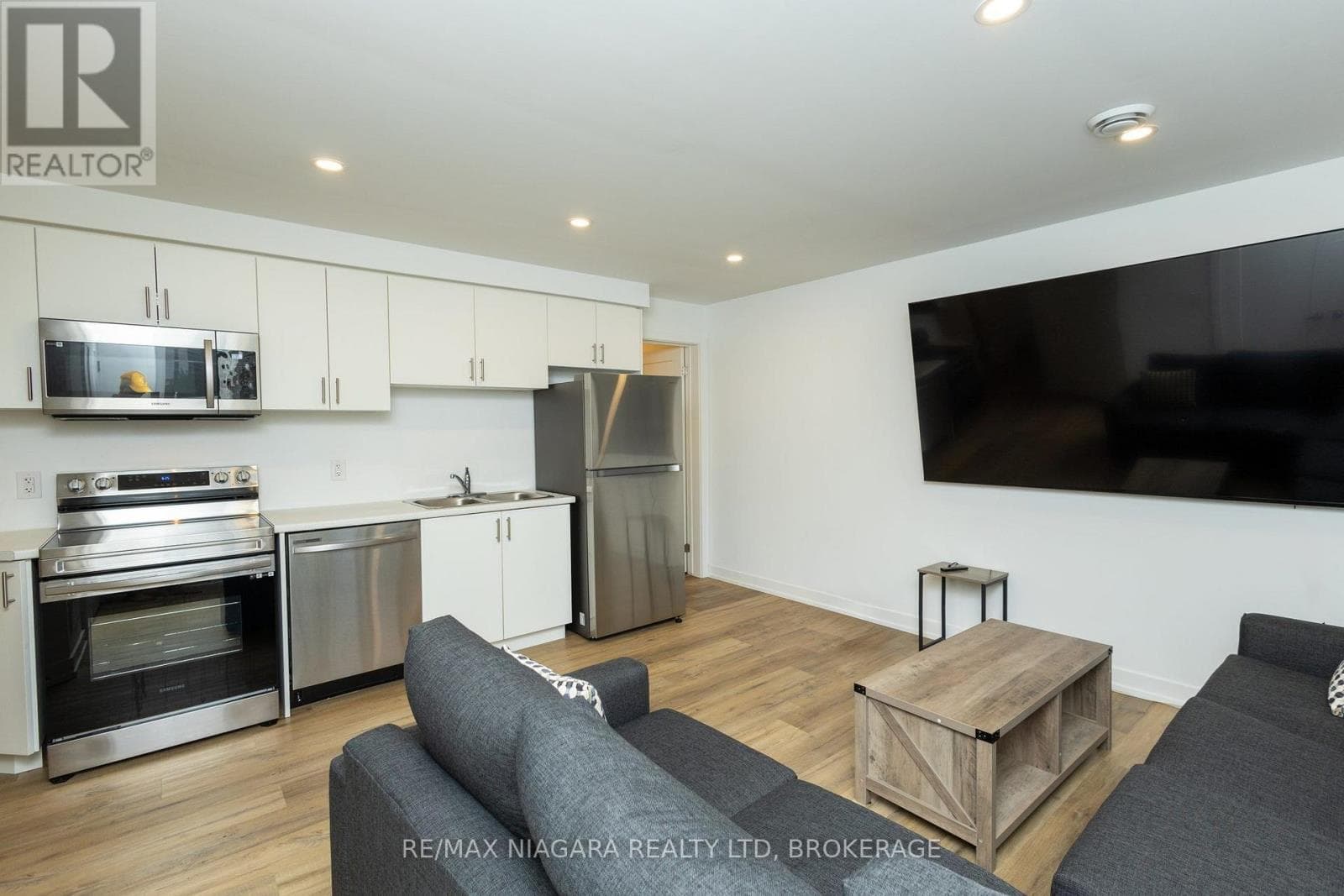 Single Family at 4263 Fourth Avenue, Niagara Falls (Downtown), Ontario - Photo 7 - RE/MAX Garden City Realty