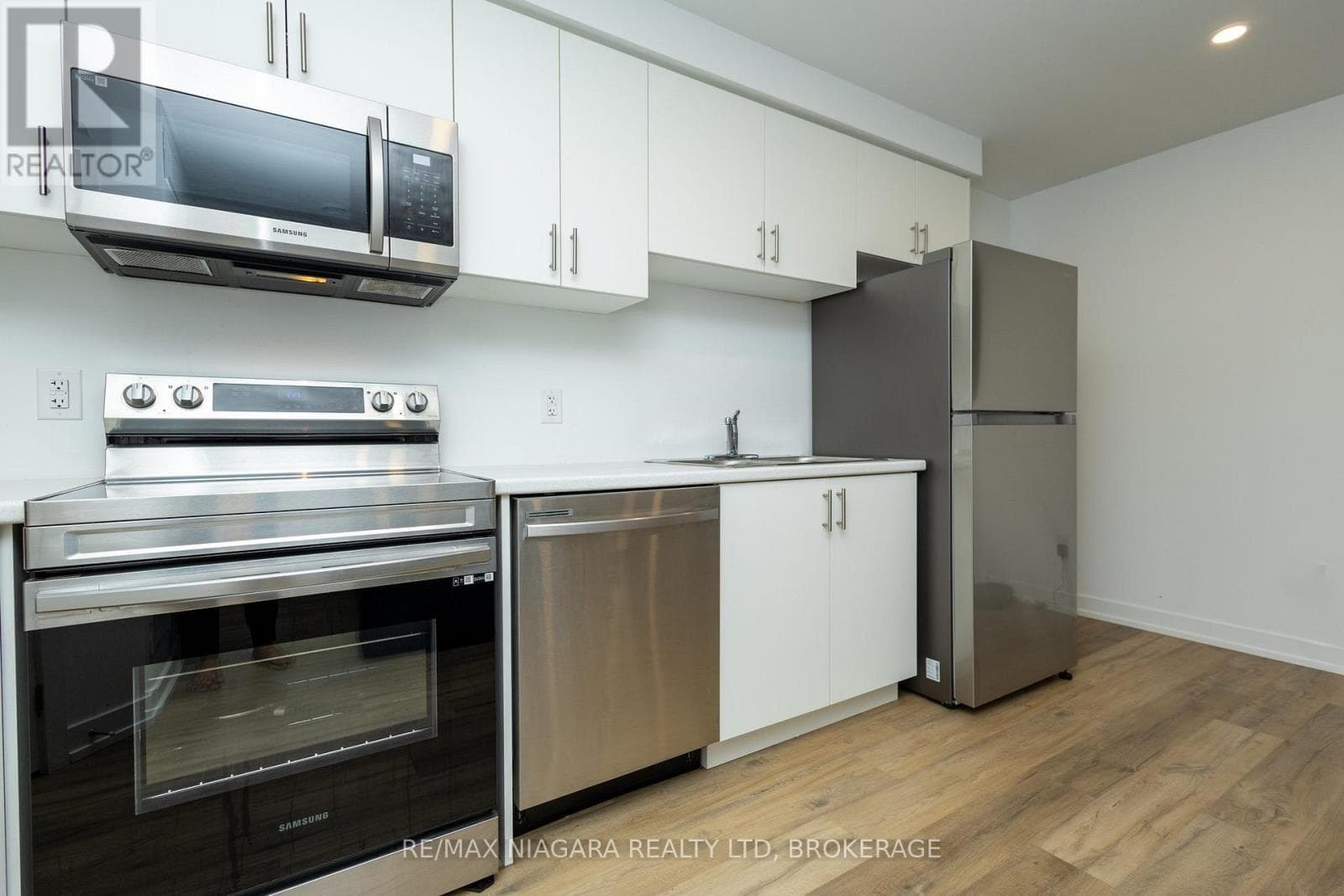 Single Family at 4263 Fourth Avenue, Niagara Falls (Downtown), Ontario - Photo 8 - RE/MAX Garden City Realty