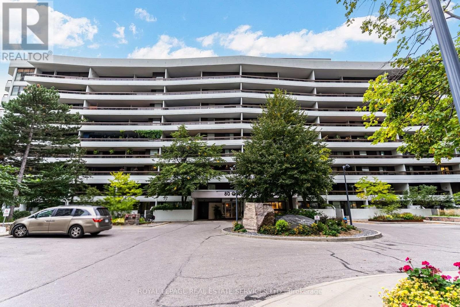 202- 80 Quebec Avenue