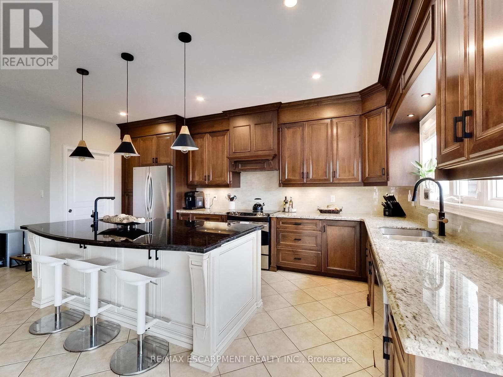 Single Family at 4007 Bush Crescent, Lincoln (Beamsville), Ontario - Photo 10 - RE/MAX Garden City Realty
