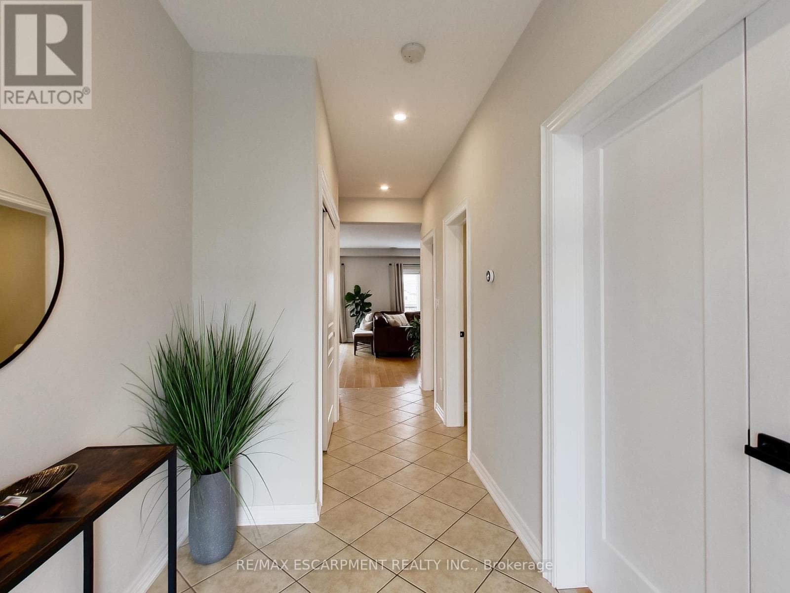 Single Family at 4007 Bush Crescent, Lincoln (Beamsville), Ontario - Photo 3 - RE/MAX Garden City Realty