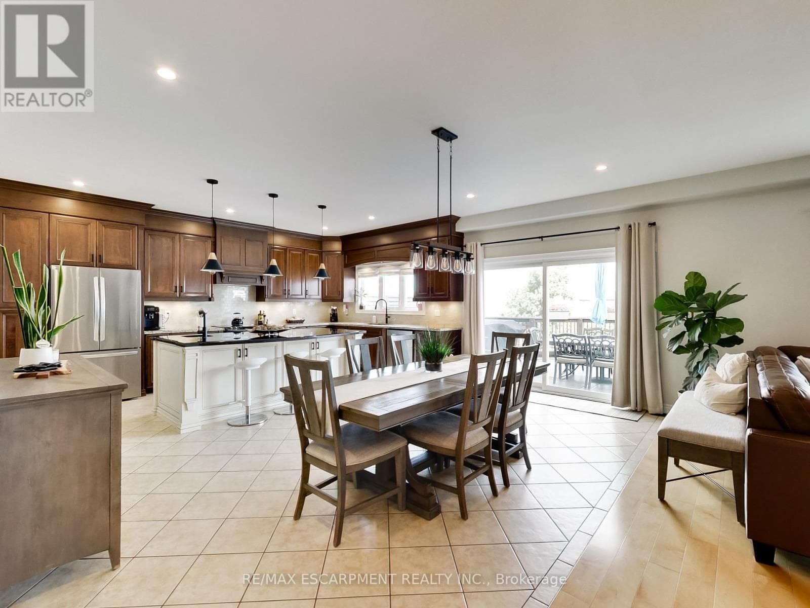 Single Family at 4007 Bush Crescent, Lincoln (Beamsville), Ontario - Photo 5 - RE/MAX Garden City Realty