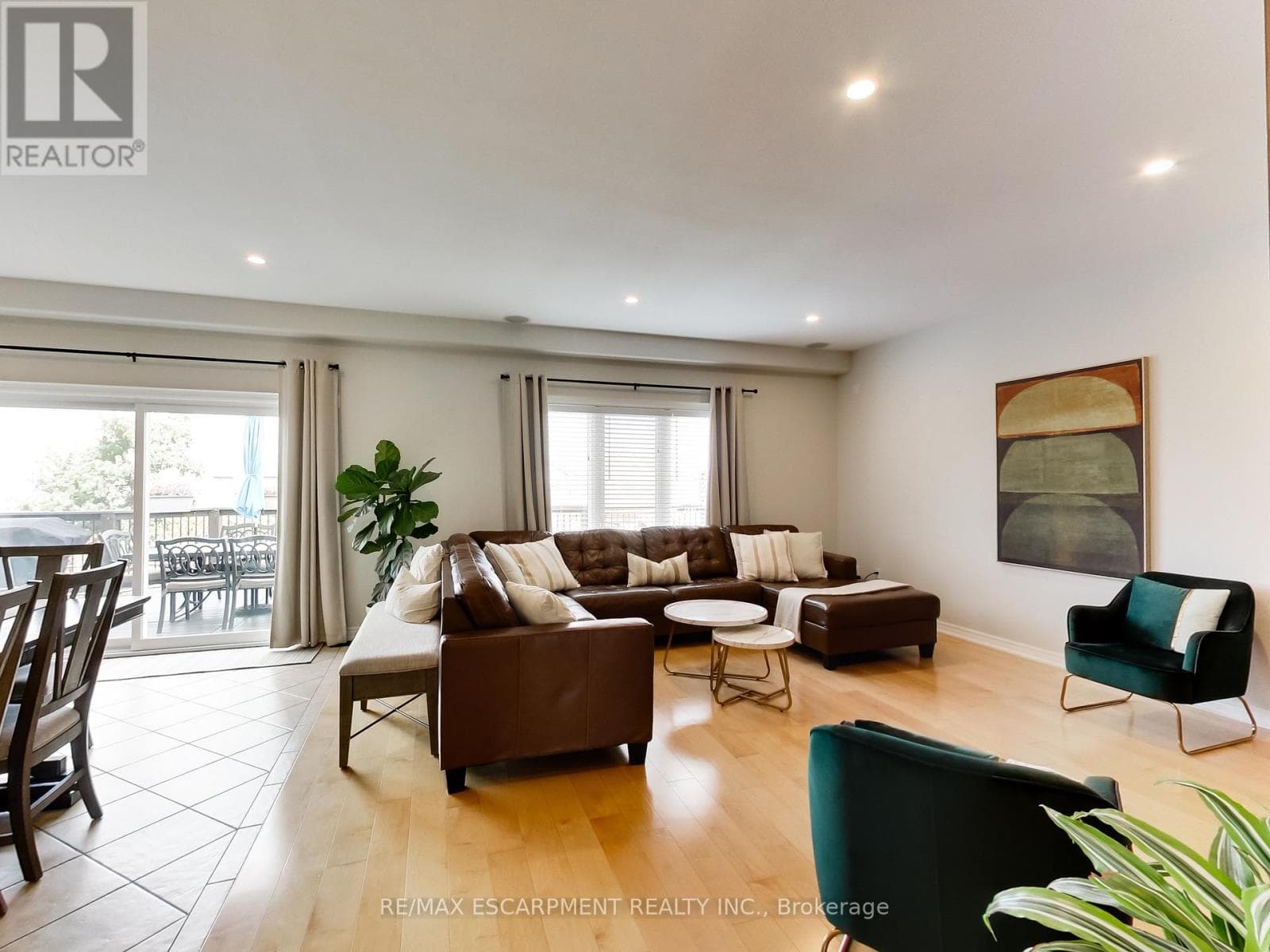 Single Family at 4007 Bush Crescent, Lincoln (Beamsville), Ontario - Photo 6 - RE/MAX Garden City Realty