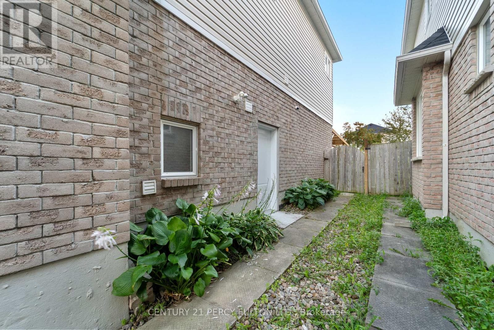 Single Family at 35 Weldon Street, Whitby (Rolling Acres), Ontario - Photo 4 - RE/MAX Garden City Realty
