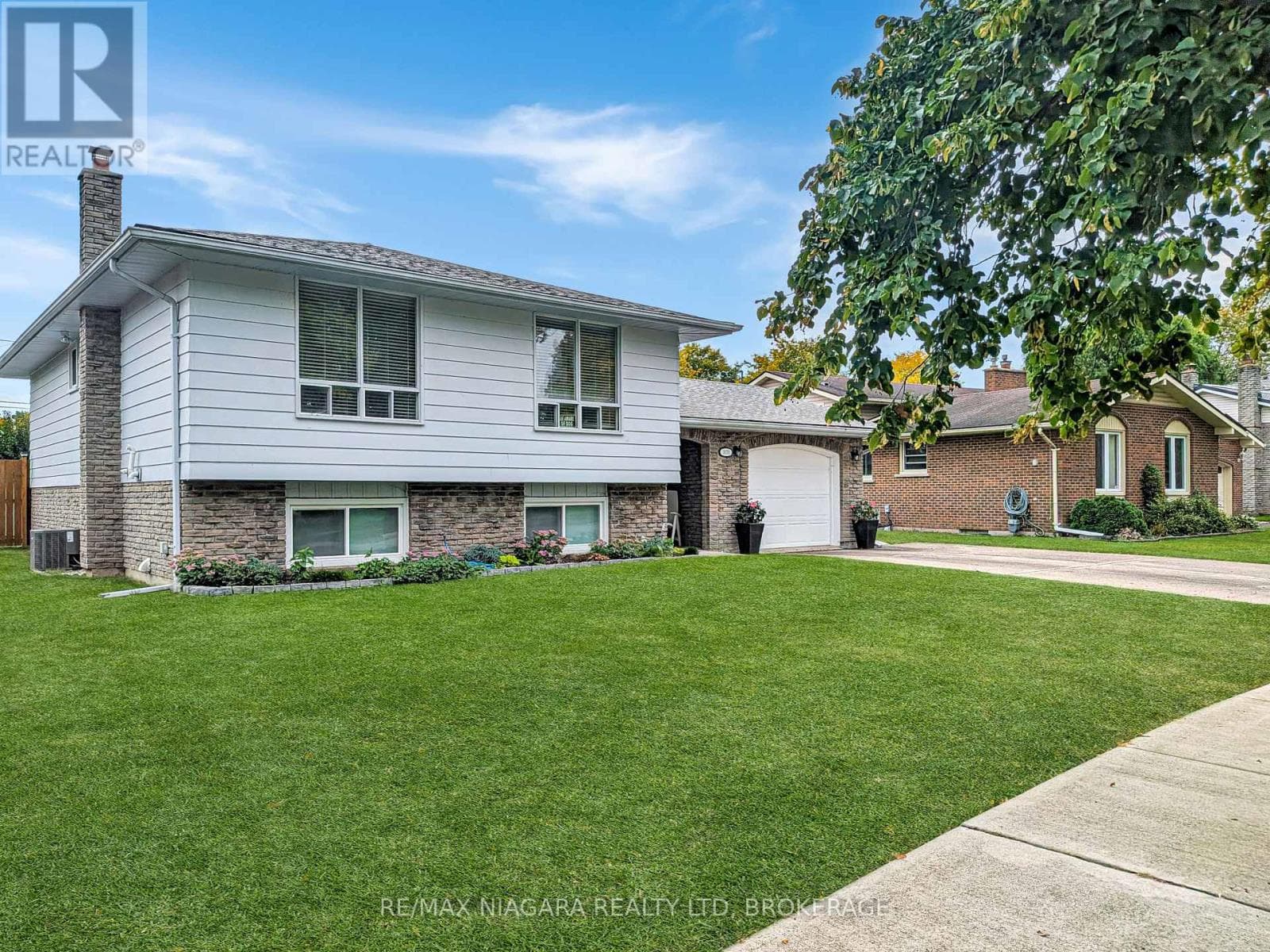 Single Family at 3170 Corry Crescent, Niagara Falls (Chippawa), Ontario - Photo 2 - RE/MAX Garden City Realty
