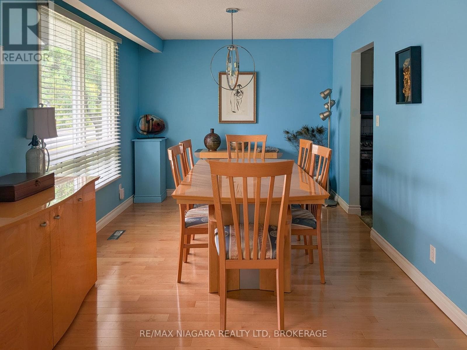 Single Family at 3170 Corry Crescent, Niagara Falls (Chippawa), Ontario - Photo 6 - RE/MAX Garden City Realty