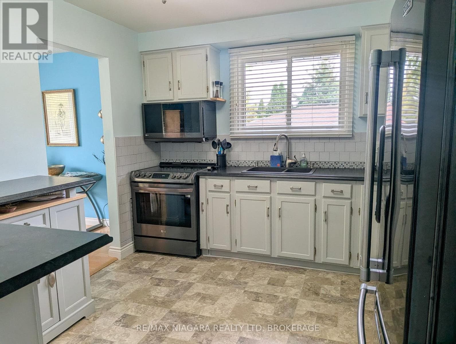 Single Family at 3170 Corry Crescent, Niagara Falls (Chippawa), Ontario - Photo 7 - RE/MAX Garden City Realty