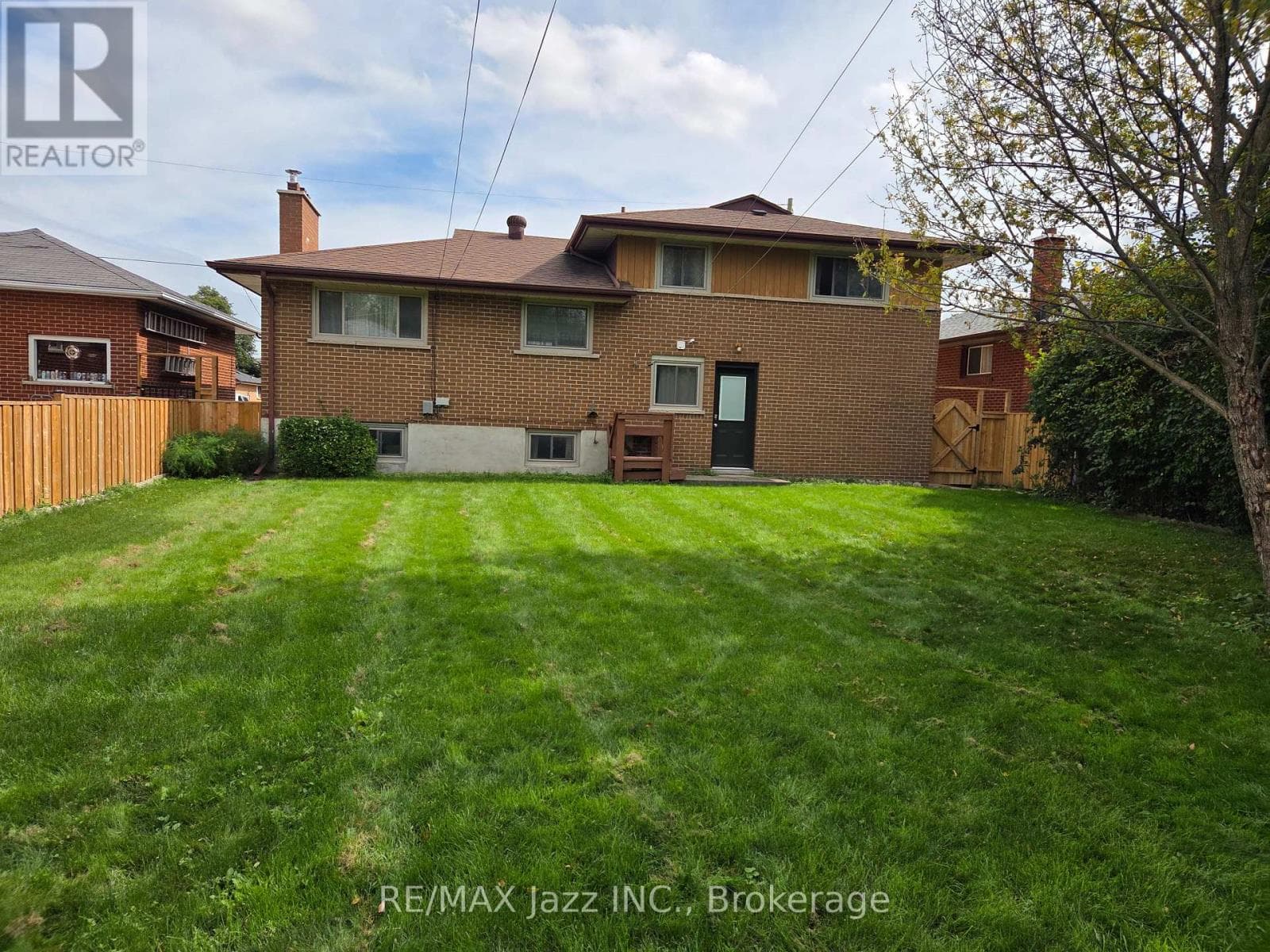 Single Family at 302 Poplar Street, Oshawa (Donevan), Ontario - Photo 2 - RE/MAX Garden City Realty
