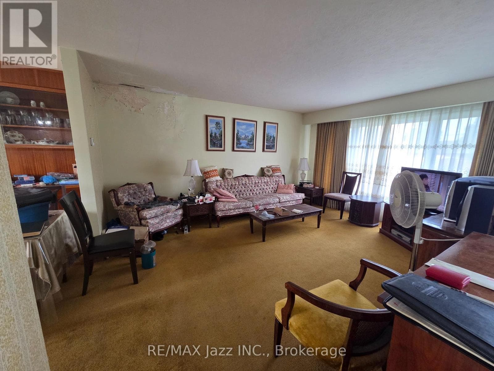 Single Family at 302 Poplar Street, Oshawa (Donevan), Ontario - Photo 4 - RE/MAX Garden City Realty